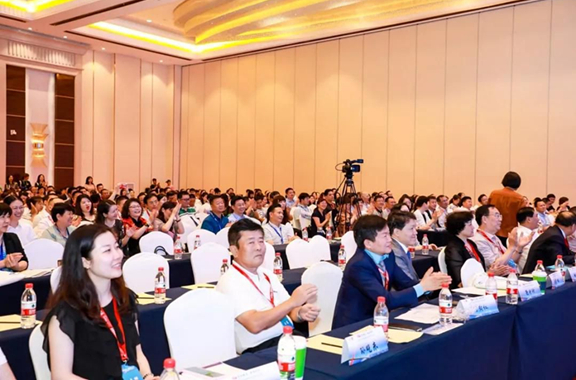 艾格眼科专家团队在2019中国非公眼科学术年会上大放异彩